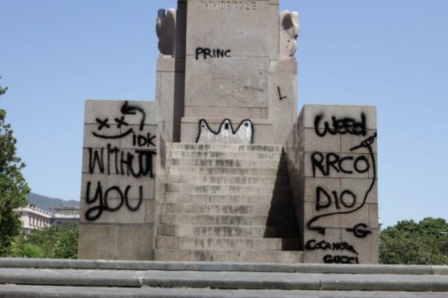 Imbrattato Monumento ai caduti, nei guai due 13enni: incastrate dalle telecamere