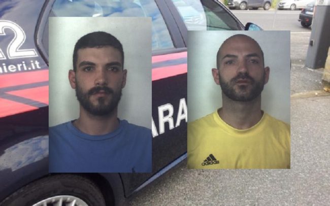 Sorpresi a casa con piante di marijuana poste nel cortile: arrestati due giovani fratelli