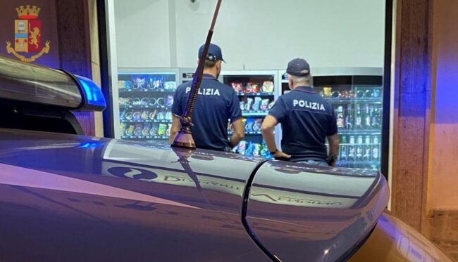 Sequestrato distributore “delle meraviglie”, vendeva alcolici senza limiti di età e orario: multa salatissima per il proprietario