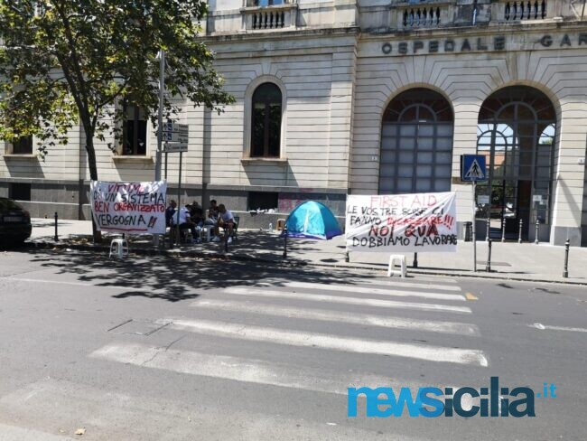 Catania, continua la protesta degli ex autisti-soccorritori davanti al Garibaldi: lunedì data ultima per trovare una soluzione
