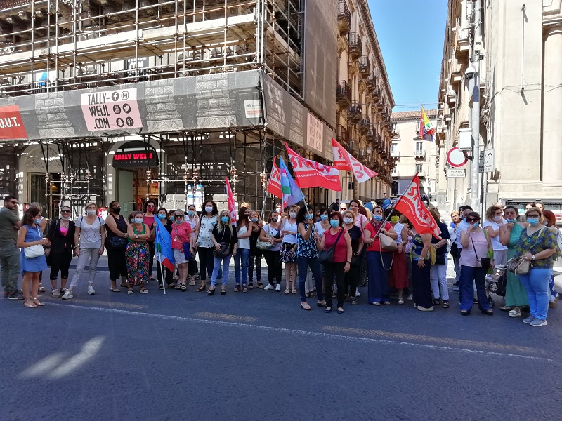 Catania, protesta degli operatori che assistono i portatori di handicap: presidio davanti alla Prefettura Catania, protesta degli operatori che assistono i portatori di handicap: presidio davanti alla Prefettura