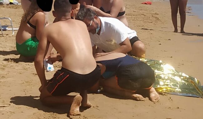 Crisi di panico, due cugine rischiano di annegare: a salvarle anche un insegnante di Catania – IL RACCONTO