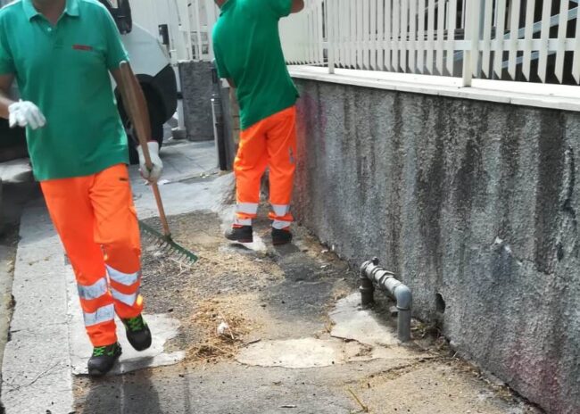 Pulizia dei marciapiedi nel quartiere Borgo-Sanzio. Ferrara (III Municipio): “Serve l’istallazione di telecamere”