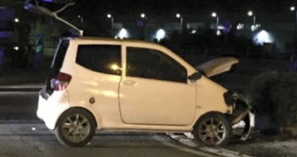 Mini car si schianta contro auto in sosta e travolge scooter, conducente scappa: 2 feriti
