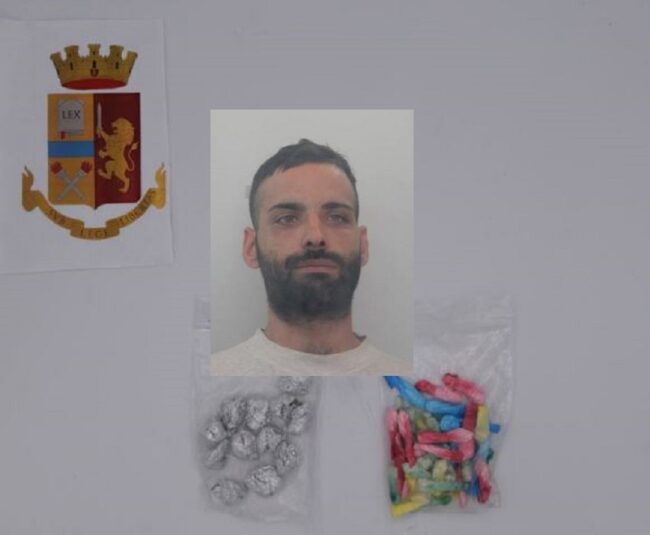 Perquisizione in terrazza, agenti trovano pusher residente altrove con marijuana e cocaina