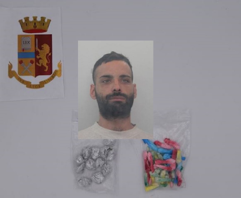 Perquisizione in terrazza, agenti trovano pusher residente altrove con marijuana e cocaina