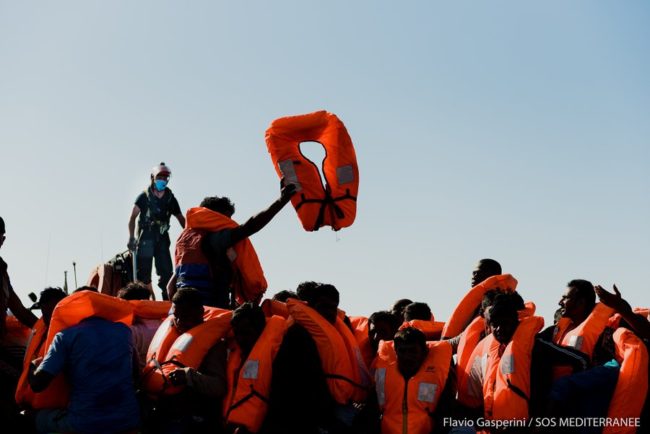 Minacce e paura per 180 sopravvissuti sulla Ocean Viking, alcuni vogliono buttarsi in mare: le angoscianti STORIE