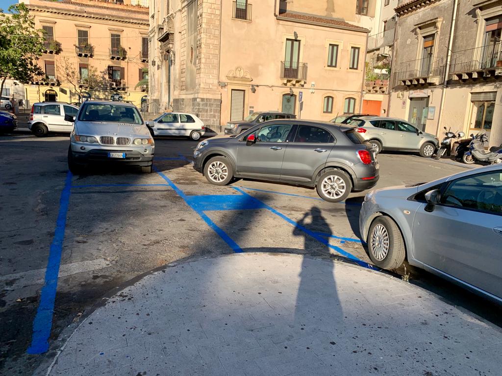 Catania, le strisce blu in piazza Cavour fanno già discutere: la protesta dei cittadini