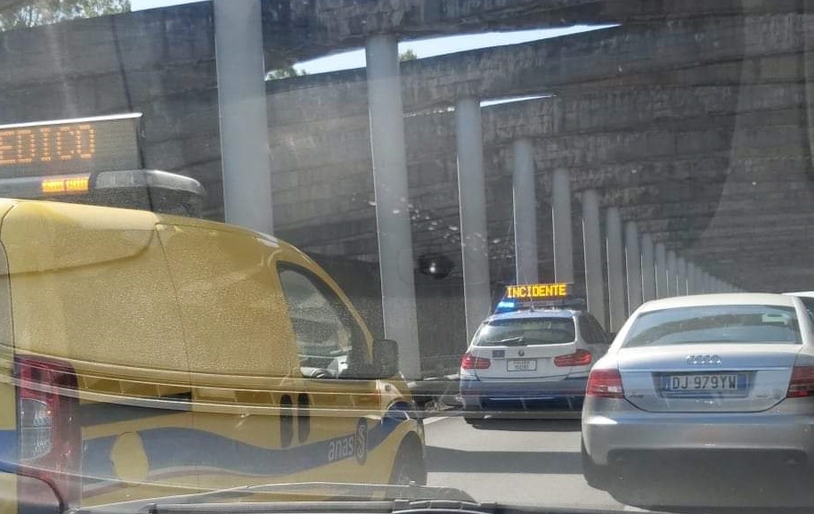 Incidente sulla tangenziale di Catania, sei veicoli coinvolti in un tamponamento a catena: un ferito