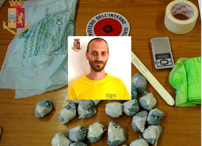 Operazione antidroga nel centro storico, marijuana in dosi occultata in uno zainetto: arrestato pusher