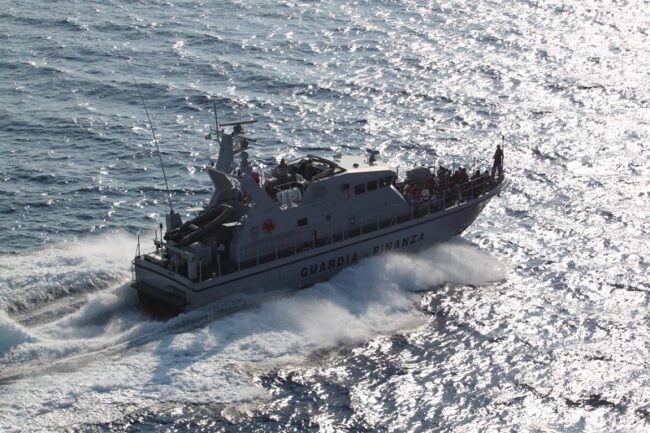 Peschereccio “scarica” migranti e si allontana. Rintracciato e sequestrato: due tunisini sottoposti a fermo