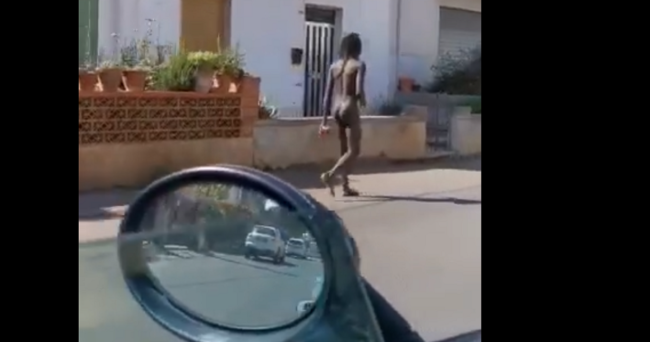 Extracomunitario gira nudo per via Nazionale, passanti sconvolti: “Siamo nel terzo mondo”