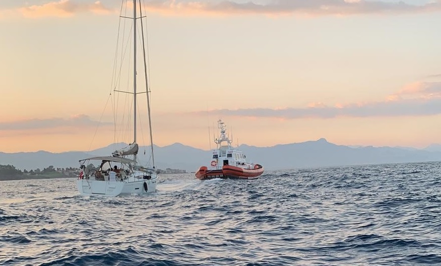 Imbarcazione a vela in difficoltà nel Catanese, il vento la spinge lontano dal porto: salvate 4 persone