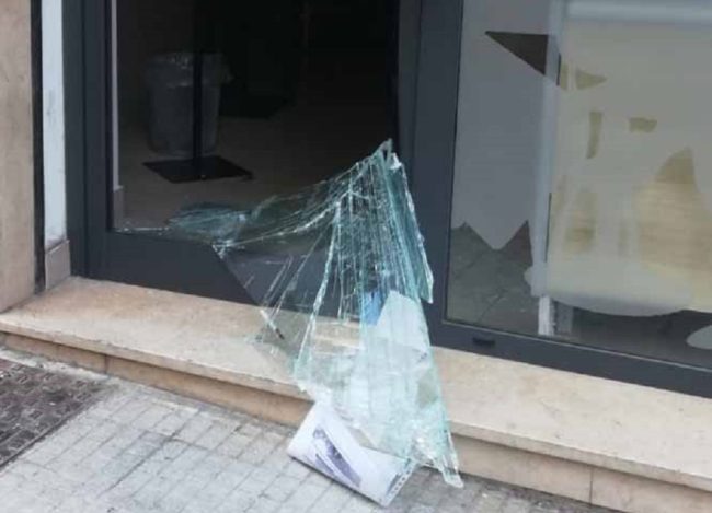 Sfonda vetrata di un bar in via Manzoni e rapina altri 2 esercizi: arrestato ladro seriale, a tradirlo alcuni gelati rubati