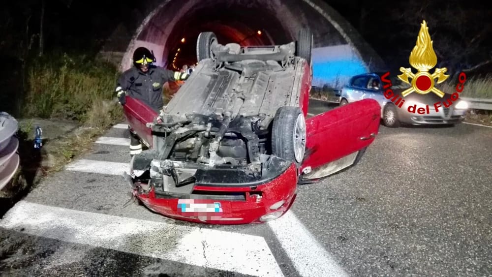 Incidente sulla Messina-Palermo, auto si ribalta: due feriti estratti dalle lamiere