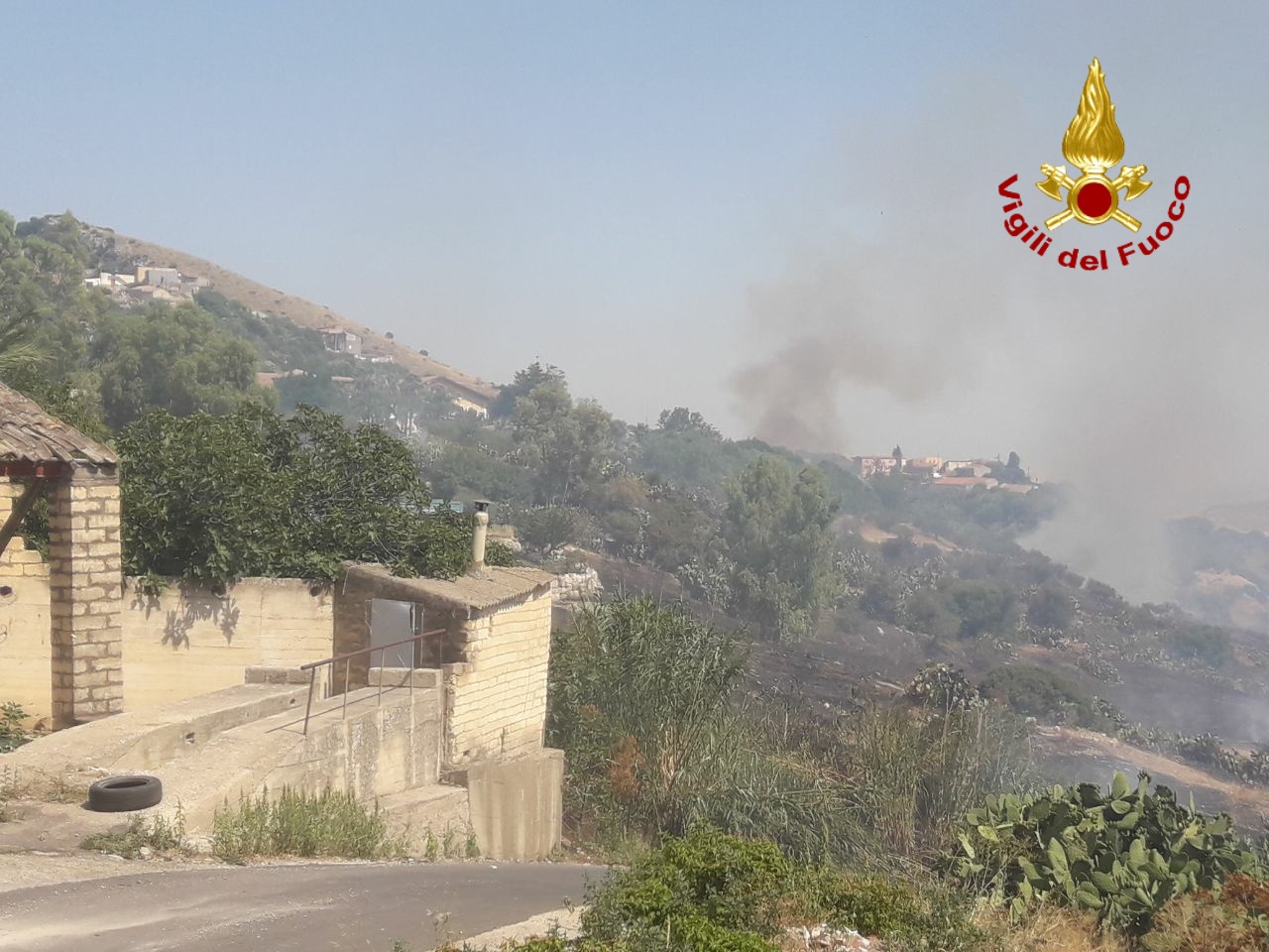 Incendio nel Catanese, abitazioni evacuate e persone intossicate: autobotti ed elicotteri all’opera – FOTO