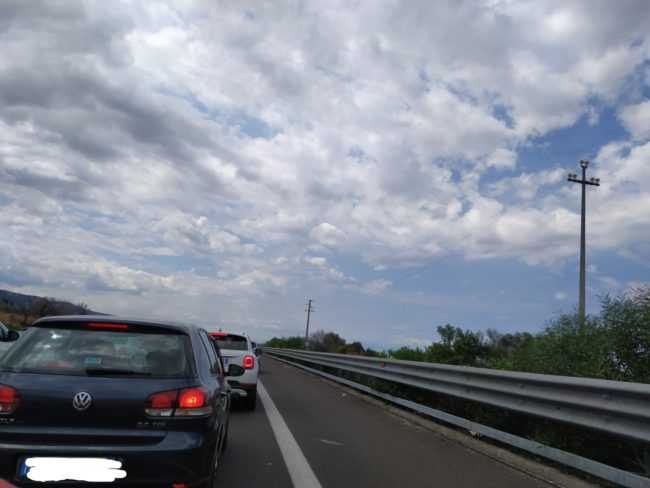 Scontro tra più auto e un mezzo a due ruote sulla Catania-Siracusa: un ferito