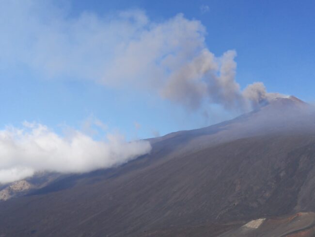 Etna in fermento, aumenta l’attività esplosiva: lapilli ed emissioni di cenere – VIDEO