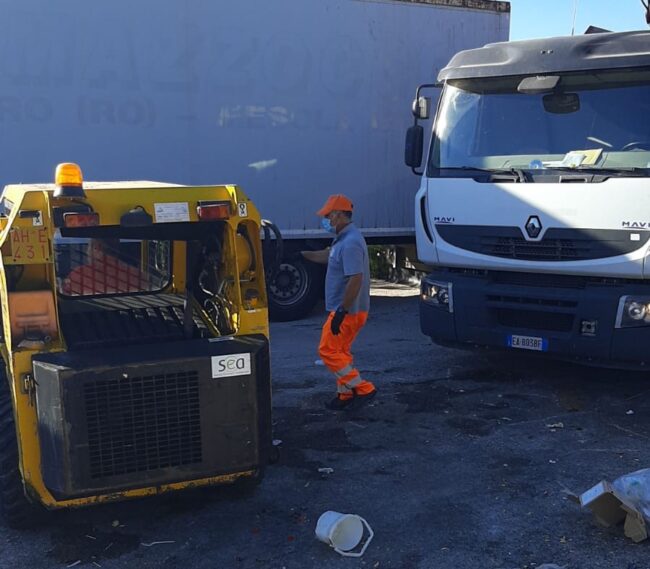 Abbandono di rifiuti, riprende la bonifica delle aree: al via il servizio Ecobus nelle periferie