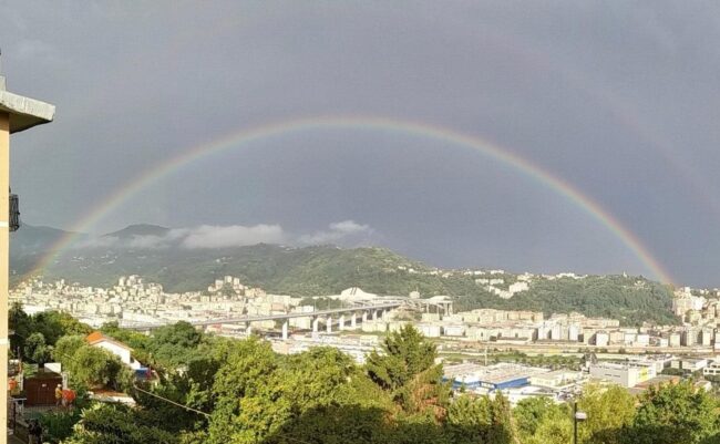Nuovo Ponte di Genova, inaugurazione nel ricordo delle vittime del crollo: un arcobaleno “abbraccia” i genovesi