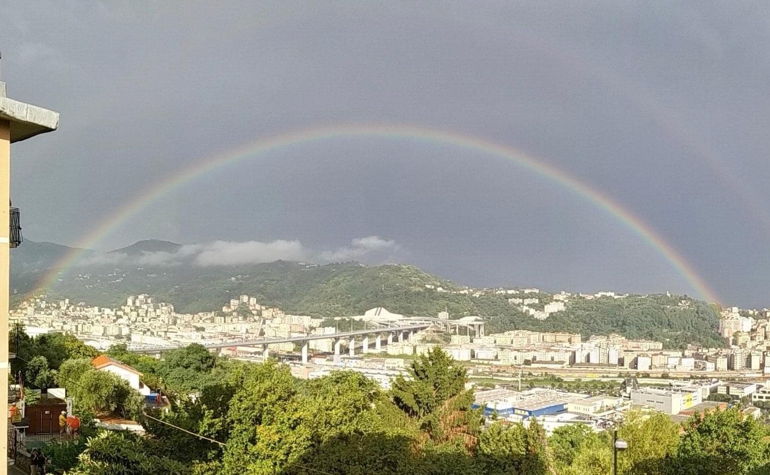 Nuovo Ponte di Genova, inaugurazione nel ricordo delle vittime del crollo: un arcobaleno “abbraccia” i genovesi