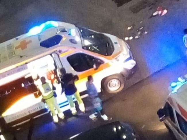 Sangue, urla e indignazione: extracomunitario accoltellato a Catania, è caccia agli aggressori