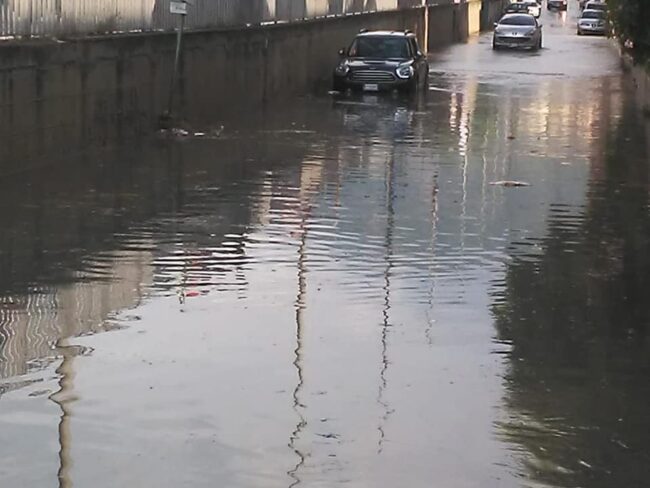 Bomba d’acqua su Barcellona Pozzo di Gotto: auto bloccate e strade come fiumi in piena. FOTO e VIDEO