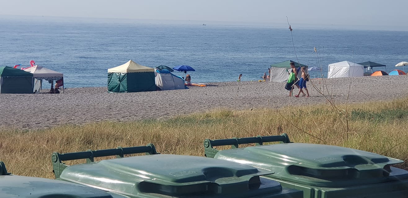 Fondachello, spuntano le tende in spiaggia nonostante i divieti: una “falla” nell’ordinanza lascia scoperta una zona