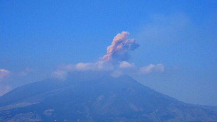 Etna, emissione di cenere e attività stromboliana: continua l’attività del vulcano