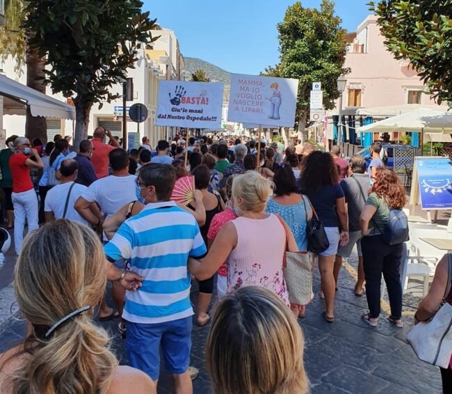 Morte Lorenza Formularo a Lipari: gli isolani occupano l’approdo aliscafi in protesta