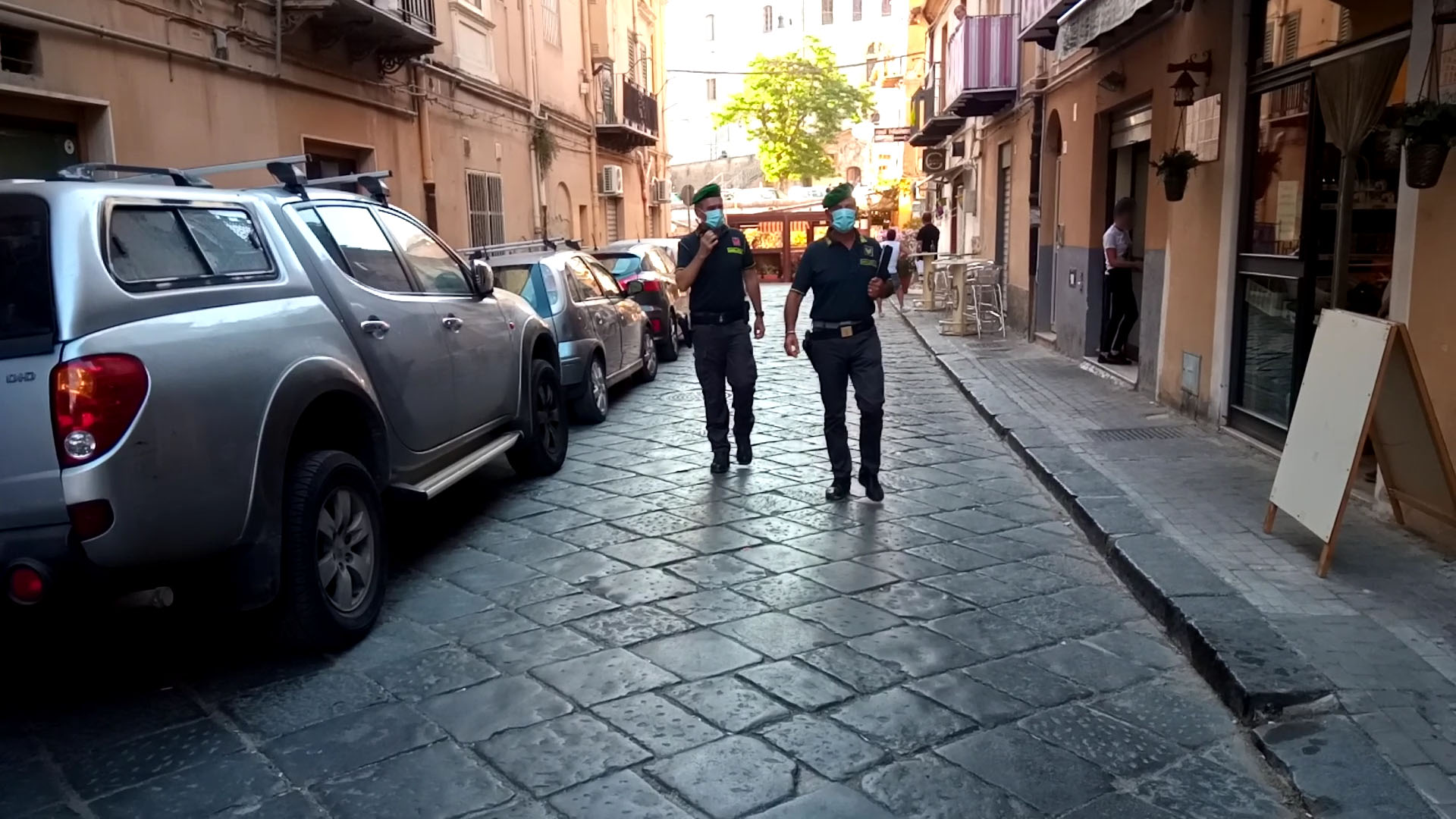 Bar senza scontrino fiscale e Reddito di Cittadinanza per tre persone: attività chiusa, scattano le denunce