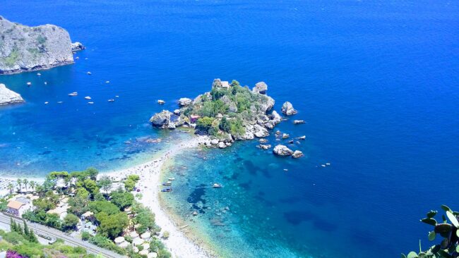 La domenica alla scoperta dei tesori della Sicilia: una passeggiata tra i vicoli di Taormina
