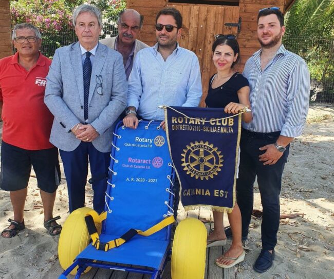 Playa di Catania ancora più accessibile: donata dal Rotary Club una sedia per disabili
