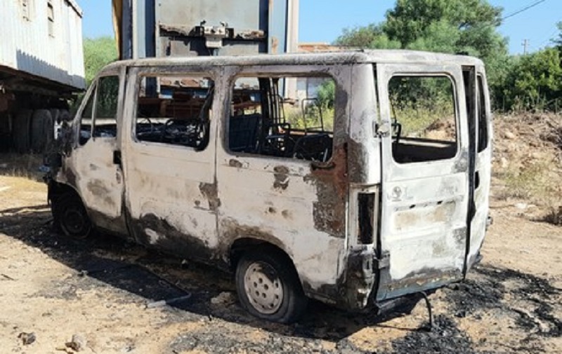 Furgone dell’hotspot di Lampedusa in fiamme: indagano i carabinieri