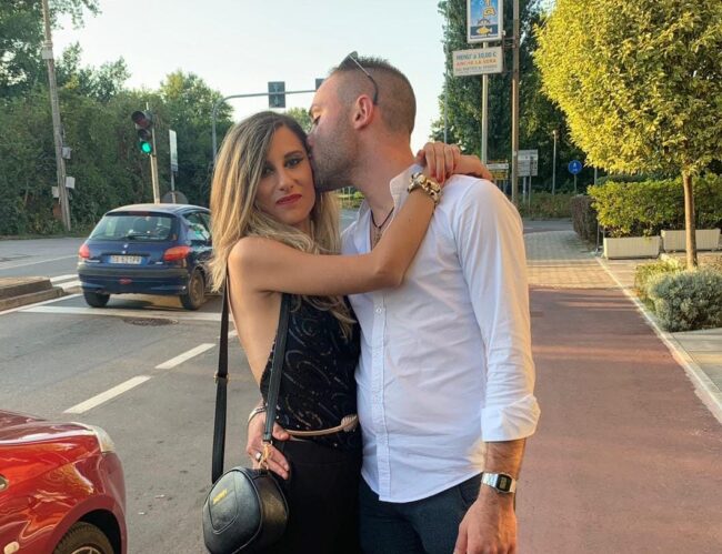 Dora D’Asta torna a casa, dopo due settimane di silenzio contatta i genitori per comunicare dove si trova