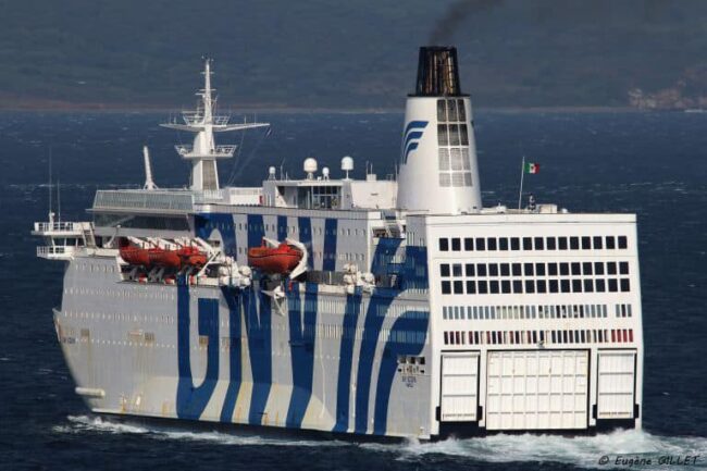 Tamponi negativi per i migranti della nave quarantena Azzurra: sbarcati in 272 a Pozzallo