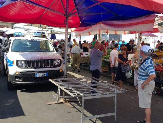 Catania, massicci controlli alla Fiera e alla Pescheria: 3 locali chiusi, 7 sequestri di merce