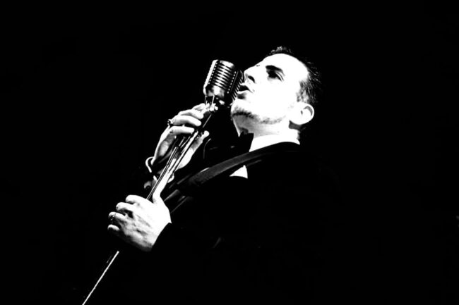 “Swing! Da Sinatra a Carosone”, il concerto in stile Las Vegas firmato dalla band Chicky Mo di Antonio Campanella