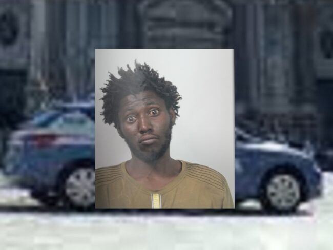 Bottiglia in mano, gambiano ubriaco tenta di rapinare un catanese: in aiuto della vittima arriva un extracomunitario