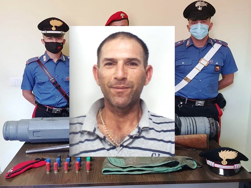 Fucile e munizioni dentro busta di plasitca in casa rurale del Catanese: in manette Francesco Oglialoro