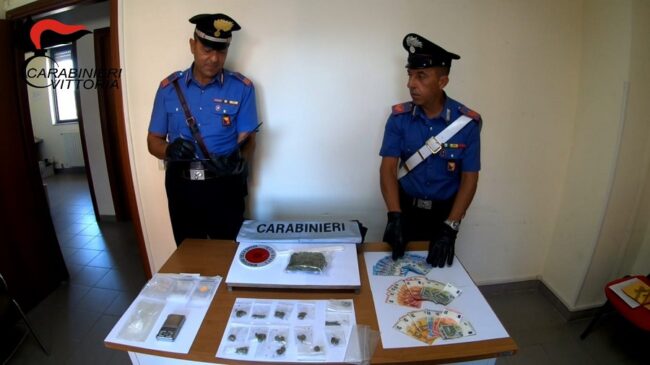Blitz antidroga in una “fabbrica di imbustamento”, arrestati 3 pusher: nascondevano marijuana, cocaina e soldi