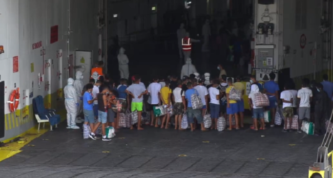 Migranti, a Lampedusa arriva la nave-quarantena. Alleggerito l’hotspot: operazioni in corso – VIDEO