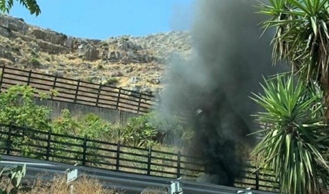 Auto “divorata” dalle fiamme in autostrada: traffico letteralmente in tilt e lunghe code