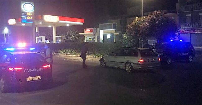Quattro denunce nel Catanese: giovani nascondono droga, 76enne per strada con una pistola