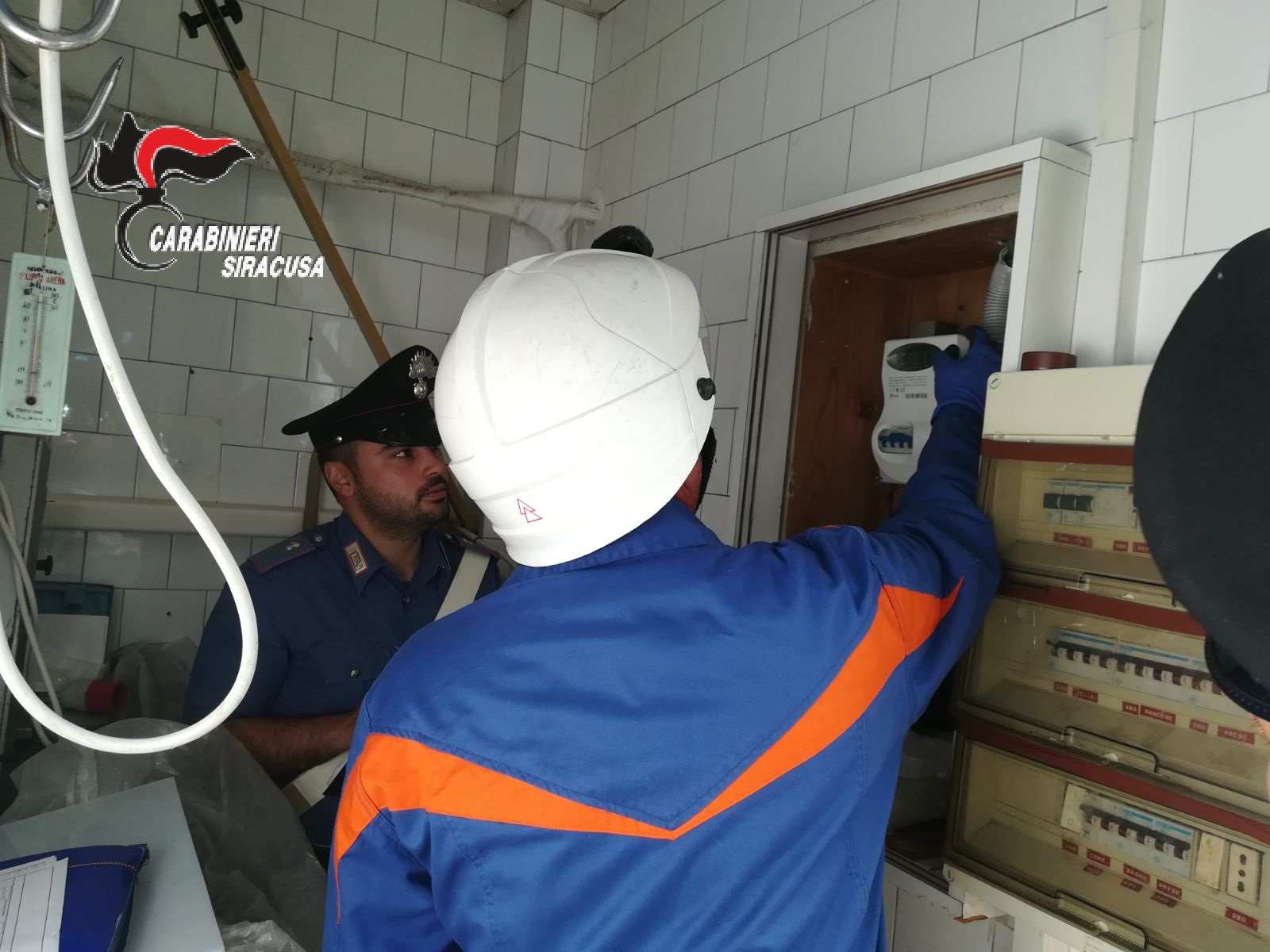 Manomettevano i contatori dell’energia elettrica, danno di oltre 6mila euro: denunciati due anziani