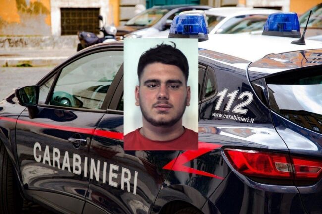 Tentano di rubare scooter in via Umberto, inseguiti e fermati in piazza Bovio: arrestati un 18enne e un 14enne
