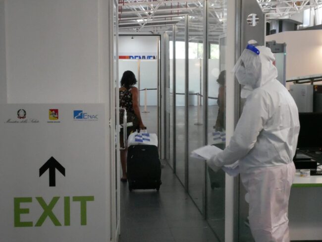 Aeroporto di Catania, avviati tamponi per chi rientra da Paesi a rischio contagio. Musumeci: “Sforzo organizzativo che merita di essere valorizzato”