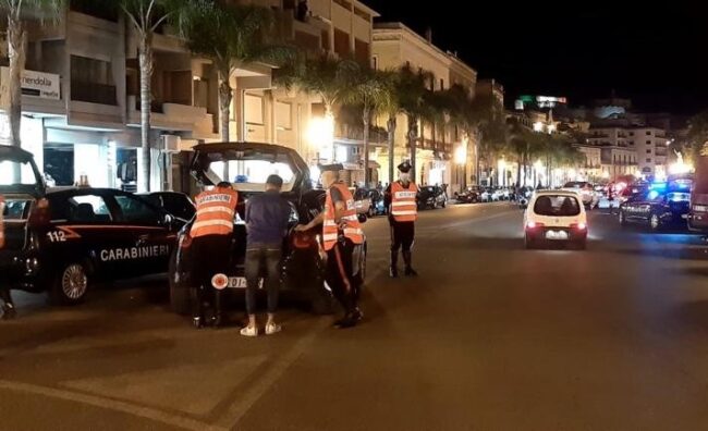 Controlli nel weekend di Ferragosto, distanziamento non rispettato e assembramenti: tutti i dettagli