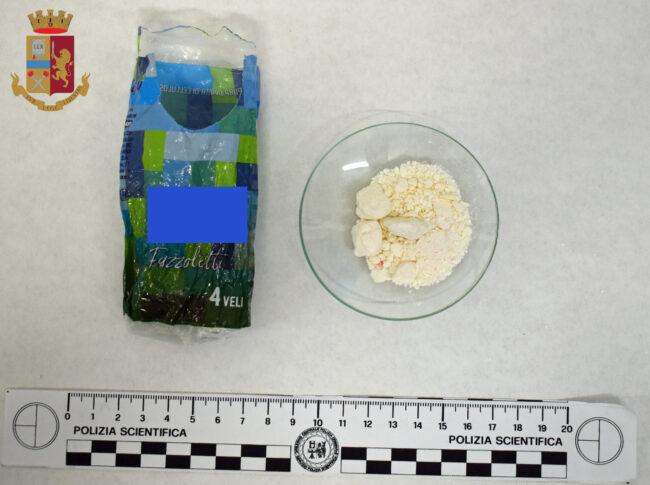 Bustina di plastica con cocaina nascosta in bocca, “beccato” dagli agenti: denunciato pregiudicato