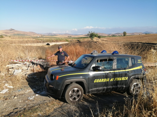 Discarica abusiva, rifiuti speciali pericolosi abbandonati in un terreno: denuncia e sequestro